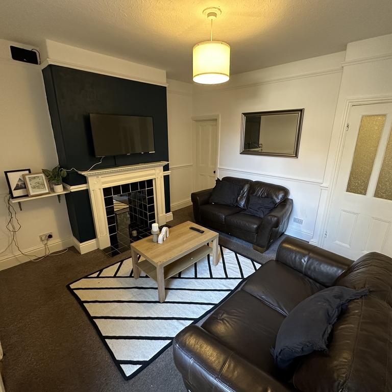 4 bedroom terraced house to rent - Photo 1