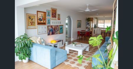 Large Renovated Unit with Lock-Up Garage - Photo 4