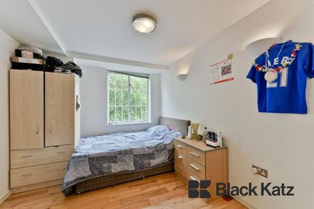 Superbly Located & Situated Opposite The Delightful Leathermarket Gardens - Photo 2