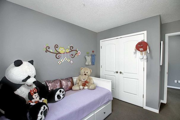 Spacious 4 Bed Home With Dual Primary Bedrooms!! - Photo 1