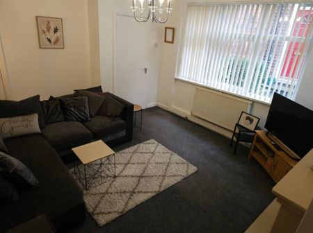 3 Bed Semi-Detached House, East Park View, LS9 - Photo 3