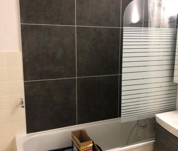 Schöne, helle, 2 Zimmer Wohnung mit großem Balkon, Zentrum Nähe - Photo 1