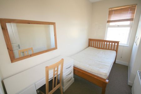 2 Bed Flat, Barons Court Road, W14 - Photo 2