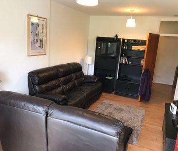 2 Bed Flat, Meers Court, SW20 - Photo 3