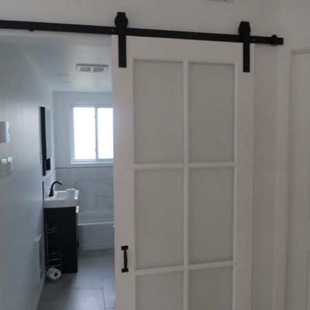 Logement à louer 6 1/2 sur 2 étages (Sous-sol et RDC). Propre et tranquille, près de tout (IGA, pharmacie, piste cyclable, arrêt d'autobus à proximit - Photo 3