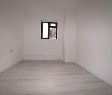 3 bedroom flat to rent - Photo 2