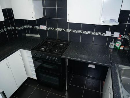 2 bedroom end of terrace house to rent - Photo 4