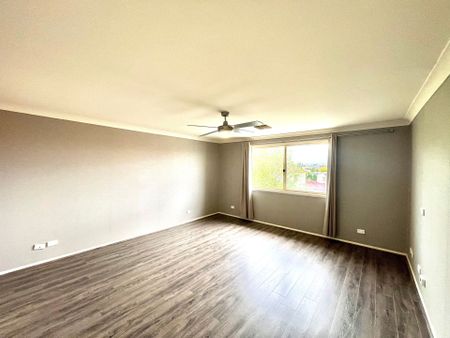 Spacious 5-Bed Family Home with Double Garage in Castle Hill - Photo 3