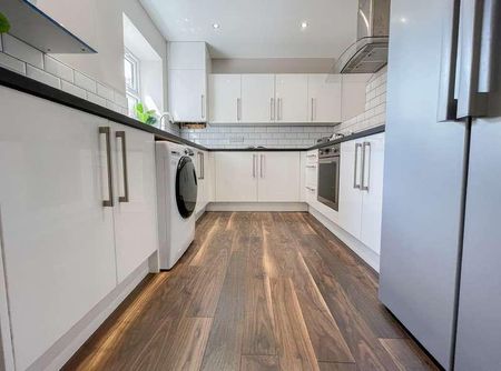 Ingrow Road, L6 - Photo 2