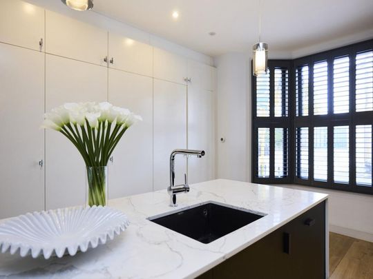 5 bedroom end of terrace house to rent - Photo 1