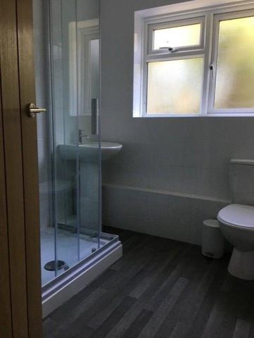 3 bedroom flat to rent - Photo 4