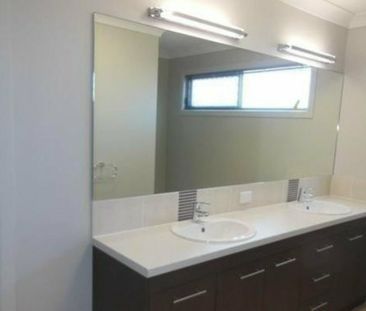 Spacious 4-Bedroom Home Backing Onto the Golf Course - Photo 4