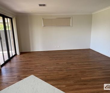 Four Bedroom, Two Bathroom Home in Springwood! - Photo 1