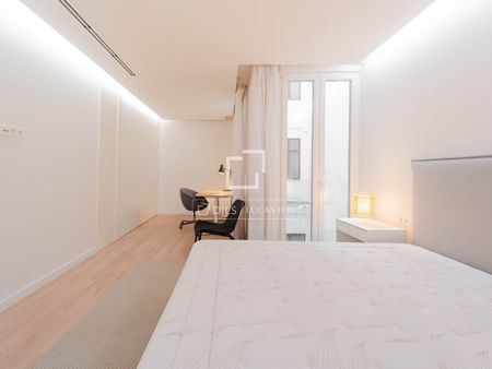 321 m² apartment with a luxury renovation, for rent close to Colón, Valencia - Photo 3