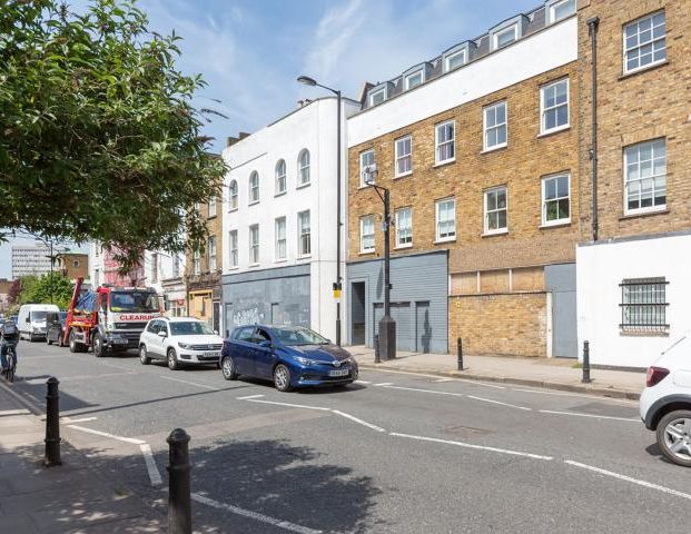 One bedroom flat set within this lovely period building just off Essex Road - Photo 1