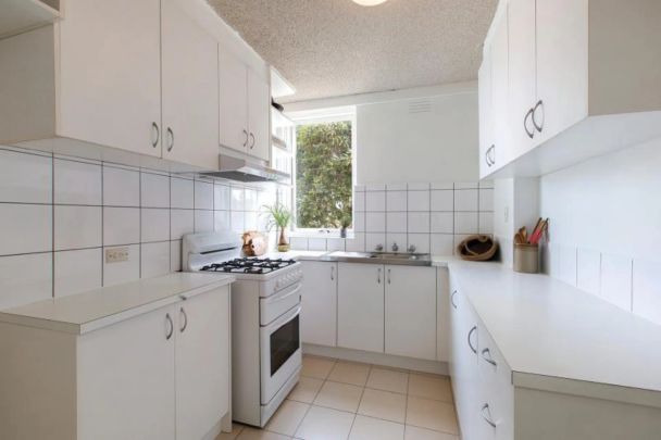 Light filled; ticks all the boxes! - Photo 1