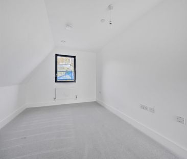 Flat to rent - Whiffens Avenue, Chatham, ME4 - Photo 5