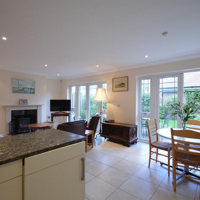 4 bedroom semi-detached house to rent - Photo 1