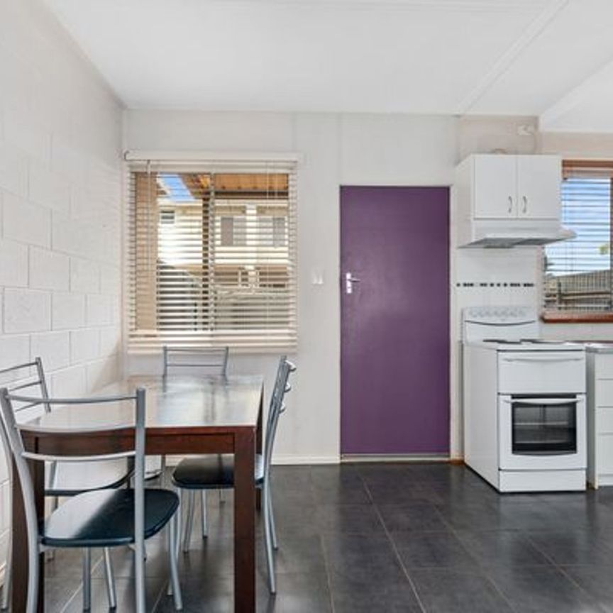 Modern & Fully Furnished Townhouse in Sought-After Kambalda West - Photo 1