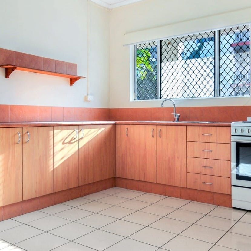 TIDY UNIT, GREAT LOCATION - Photo 1