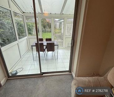 4 bedroom semi-detached house to rent - Photo 3