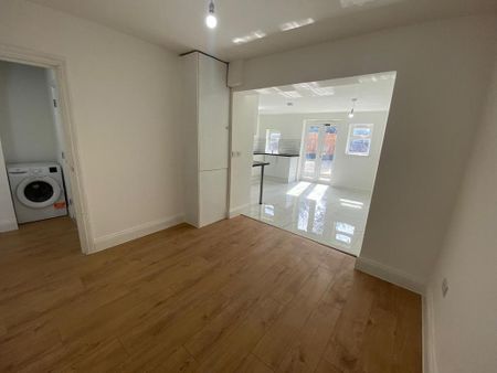 4 bedroom terraced house to rent - Photo 3