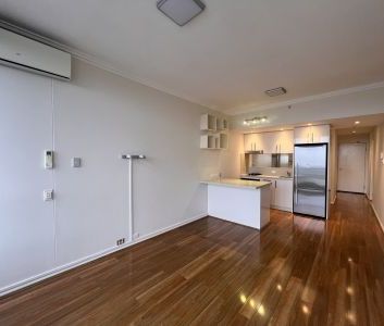 Popular Studio in Prime Location! - Photo 2