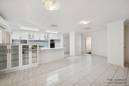 Comfortable Family Living with Plenty of Space - Photo 5