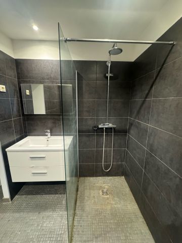 Location Appartement 4 pièces 75m² MARSEILLE 11ème - Photo 5