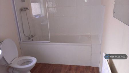 1 bedroom in a house share to rent - Photo 2