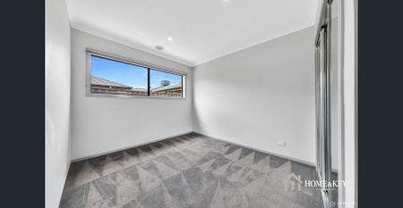 Spacious & Modern 4 Bedroom Home / Huge Electricity Savings $$$$ - Photo 5