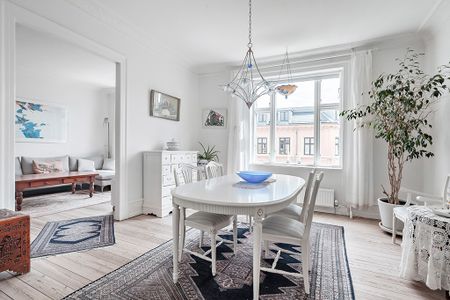 Skøn møbleret lejlighed med stor altan - Photo 2