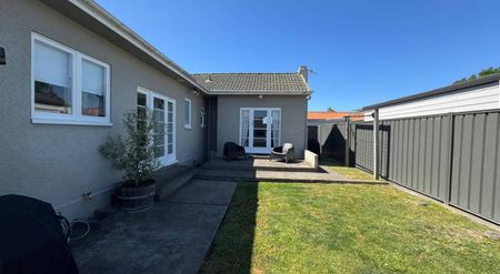 Well presented family home opposite St John's College - Photo 2