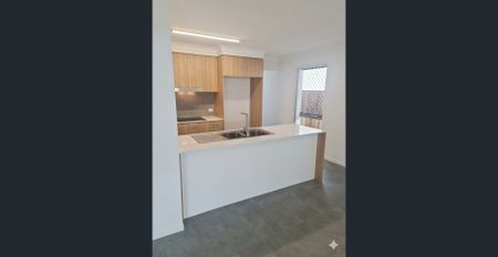 4 BEDROOM- 2 BATHROOM TOWNHOUSE -FULLY DUCTED AIR-CON - Photo 5