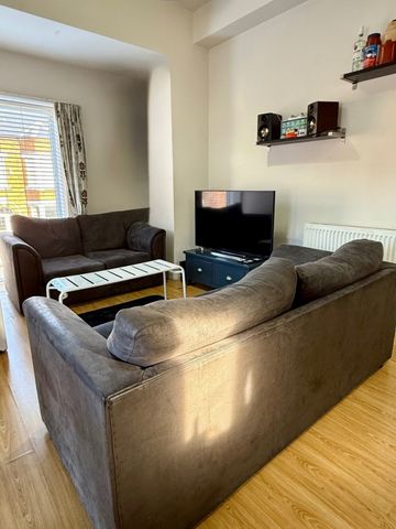 6 bed Apartment for Rent - Photo 3