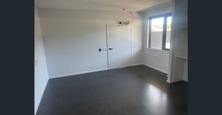 PRIME LOCATION! - Photo 2