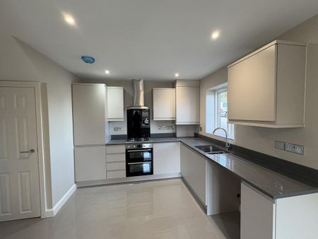 3 bedroom semi-detached house to rent - Photo 5