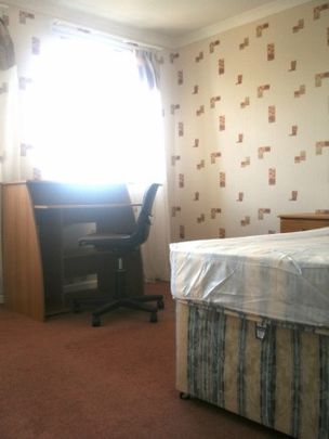 4 Bed - Cyril Child Close, Greenstead - Photo 1