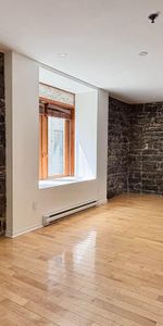 Stunning renovated loft-style 2 bd apartment in OLD MONTREAL - Photo 4