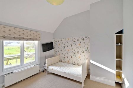 An immaculate three bedroom cottage located in the highly desirable location of Bovingdon Green - Photo 3