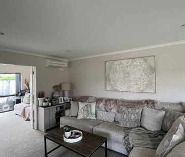 Charming Two Bedroom Residence - Photo 4