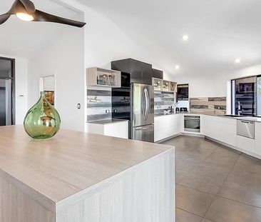 Stunning 3-Bedroom House with exceptional views - Photo 4