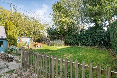 A charming three bedroom detached cottage situated in the picturesque village of East Kennett, c5 miles to the west of Marlborough. - Photo 4