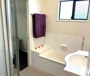 Quiet street, well located, safe, gated complex - Photo 6