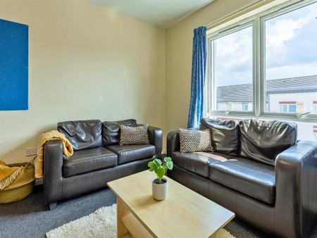 1 bedroom in a flat share to rent - Photo 2
