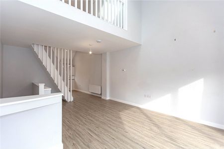 High Street, - Photo 3