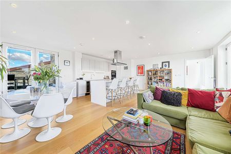 An impressive three-bedroom penthouse, featuring a concierge, on-site gym, and beautifully landscaped communal gardens, available to rent in Lichfield House, NW6. - Photo 2