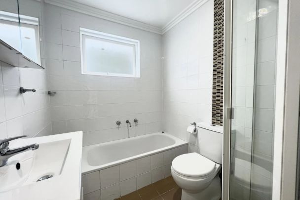 Lovely Three Bedroom Apartment, Conveniently Located! - Photo 1
