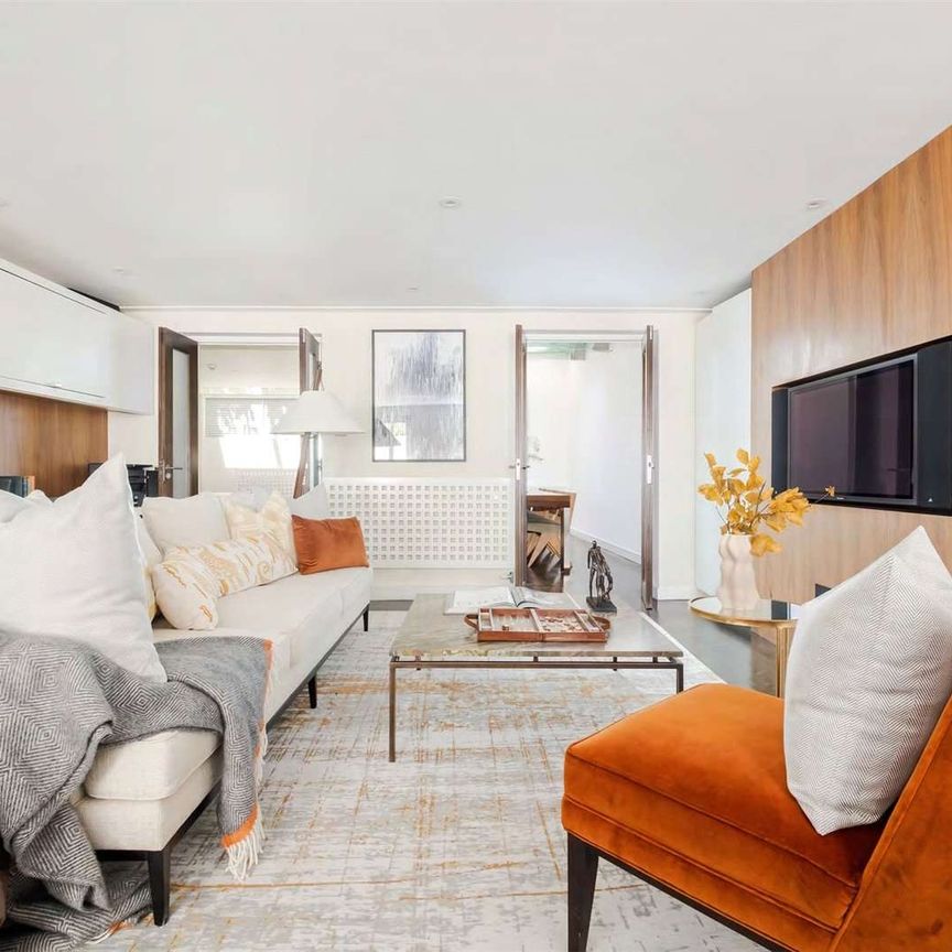 Elegant Four-Bedroom Family Home in Cambridge Place - Photo 1