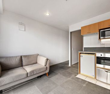 Sunny 2-Bedroom City Apartment - Photo 5